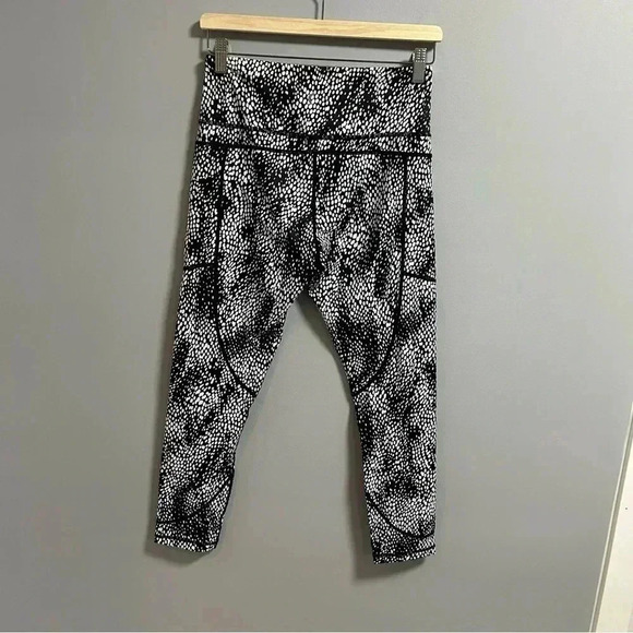 Zyia - Black Viper Pocket Light n Tight Hi-Rise Leggings - Picture 2 of 6